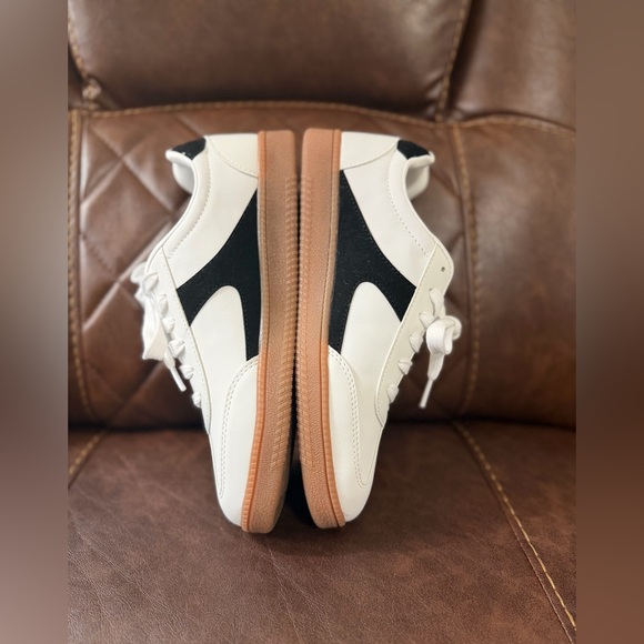 No Boundaries Sneakers- Black & White - Picture 4 of 6